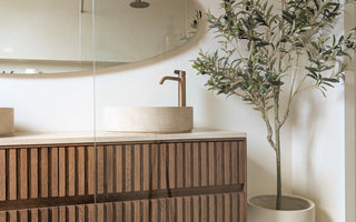 Een kunst olijfboom in de badkamer.