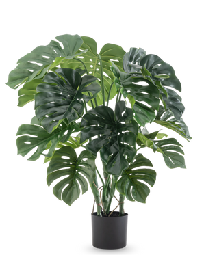 De Kunstplant Monstera 90 cm heeft grote, gespleten groene bladeren en wordt geleverd in een zwarte pot, tegen een effen witte achtergrond.
