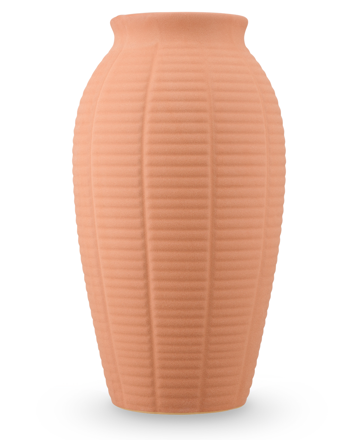 De Vaas Wild Petal 26 cm terra is een hoge, perzikkleurige vaas van keramiek met een verticaal geribbelde textuur en een licht uitlopende rand.