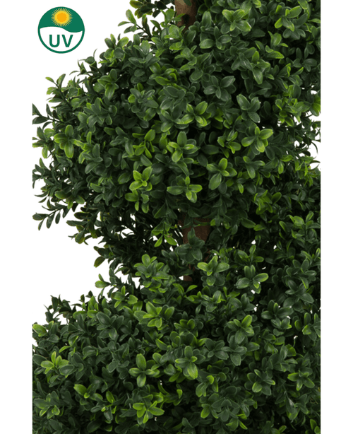 De Kunst Buxus Spiraal Romeinse stijl UV 120cm heeft dicht, weelderig groen kunstgroen gebladerte met kleine blaadjes en een UV-bestendigheidssymbool met een zonnepictogram in de linkerbovenhoek.