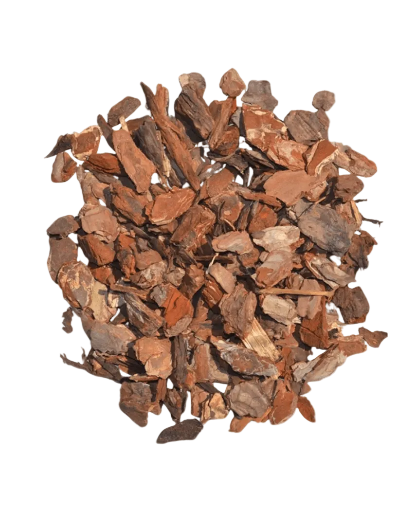 Een stapel Vulmateriaal Boomschors-Houtschors 15L, bestaande uit gedroogde bruine boomschorssnippers, is in een cirkelvorm gerangschikt op een witte achtergrond.