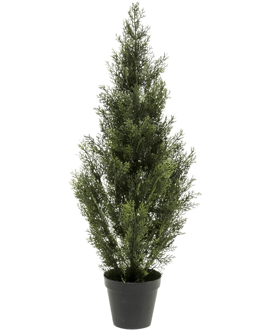 De Kunstplant Conifeer UV 90cm is een kleine kunstden met dicht groen gebladerte in een zwarte plastic pot, rechtopstaand tegen een effen witte achtergrond.