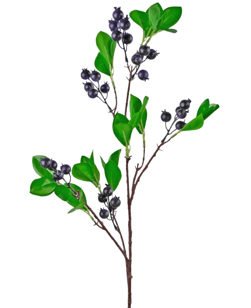 De Kunsttak Berry 76 cm paars heeft een tak met heldergroene bladeren en trossen kleine, ronde, donkerpaarse bessen tegen een effen witte achtergrond.
