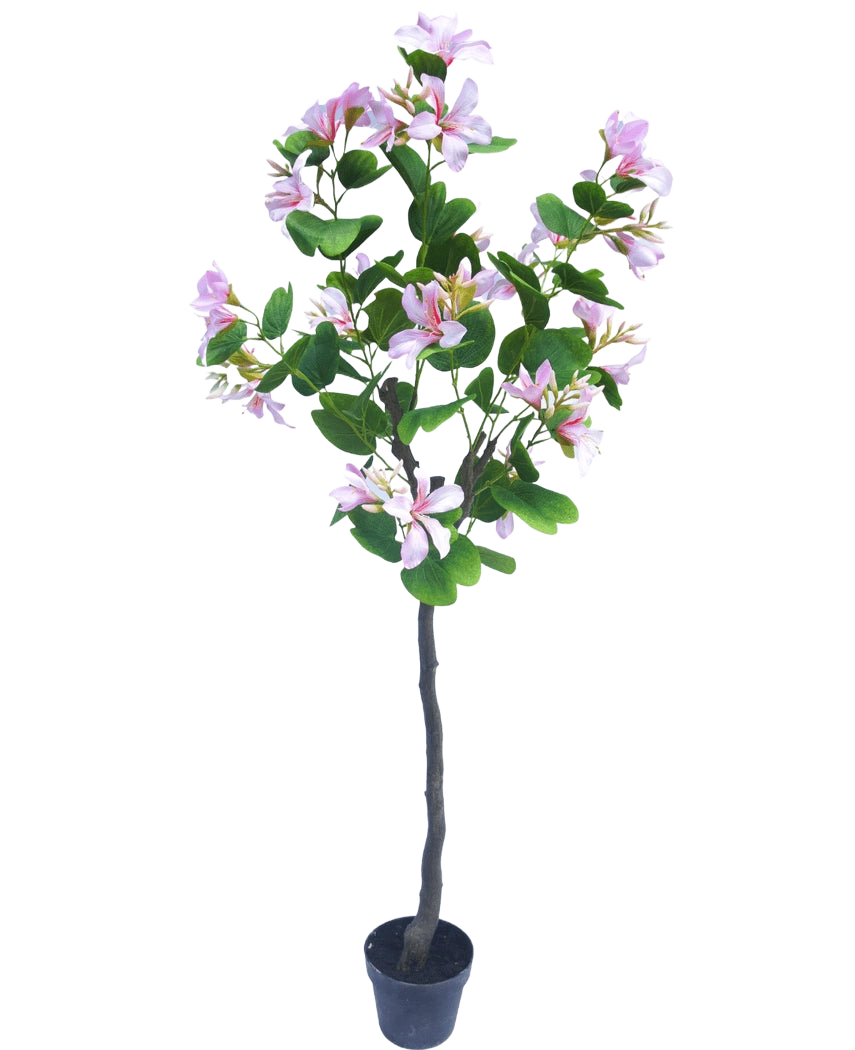 De Kunstplant Judas 150 cm is een kunstplant in pot met groene bladeren en talrijke lichtroze bloemen tegen een effen witte achtergrond.