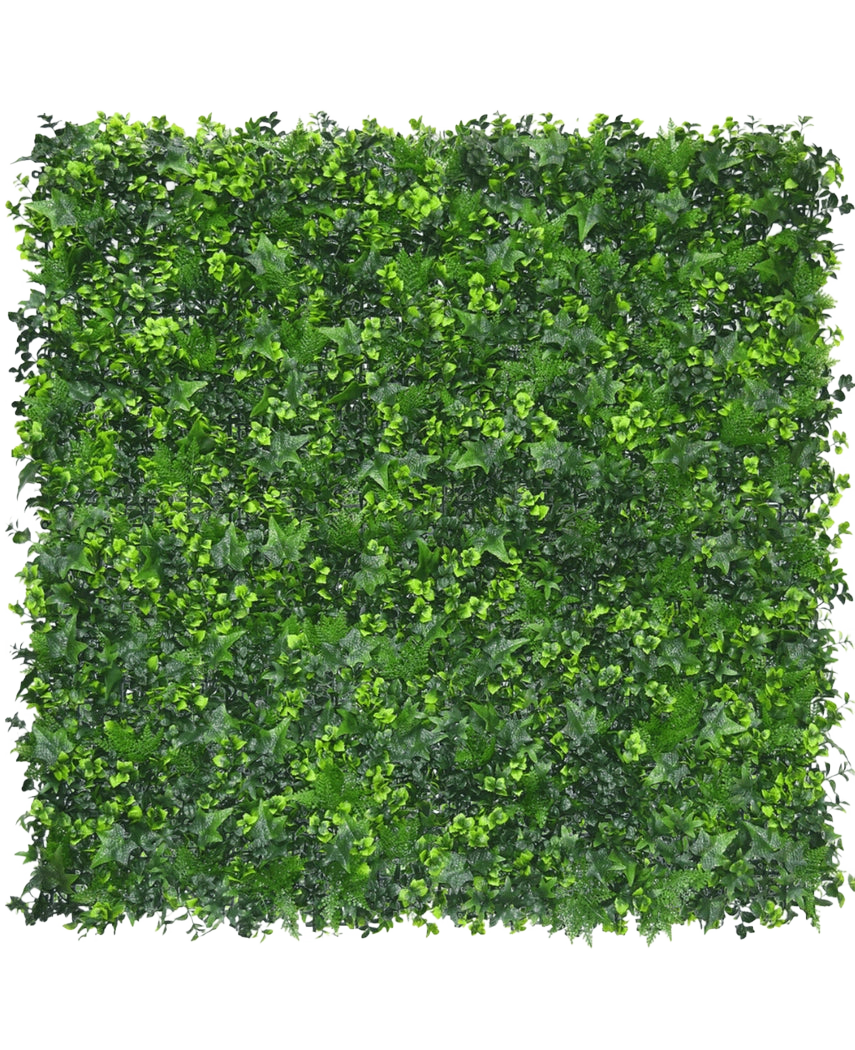 De Kunsthaag mat mix 50x50 cm UV brandvertragend is een vierkant paneel met dichte, gemengde groene kunstbladeren, waardoor het lijkt op een weelderige verticale tuin. Het is UV-bestendig en brandvertragend voor langdurig buitengebruik.