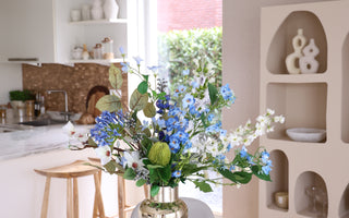 Blauwe sferen in huis met kunstbloemen boeket Cool Breeze.