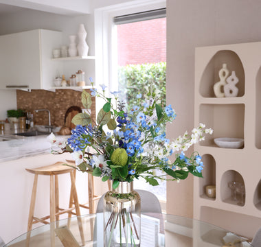 Blauwe sferen in huis met kunstbloemen boeket Cool Breeze.
