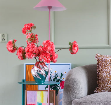Chrome in het interieur: de trend die onze kunstbloemen laat stralen!