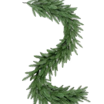 Het cijfer 2 is gevormd uit groene, realistische dennentakken op een witte achtergrond.