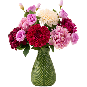 Een groene vaas met bladmotief bevat een boeket roze, paarse, witte en donkerrode bloemen met groene bladeren tegen een effen witte achtergrond.
