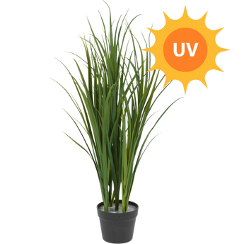 Grote groene kunstgrasplant in een zwarte pot met een fel oranje zonne-icoon met UV op de achtergrond, wat duidt op UV-bestendigheid.