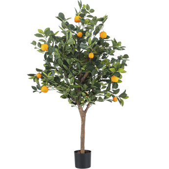 Een kunstmatige sinaasappelboom in pot met groene bladeren en meerdere feloranje vruchten, tegen een effen witte achtergrond.
