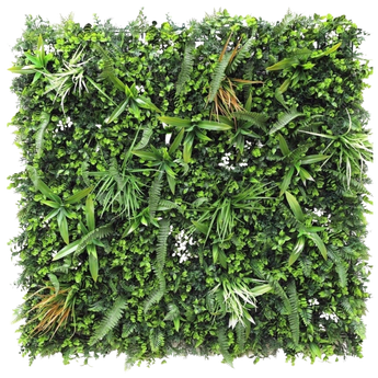 Een vierkant verticaal tuinpaneel met dicht groen gebladerte, varens en verschillende bladplanten in een weelderig, natuurlijk patroon.
