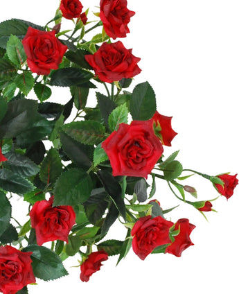 Een Kunstplant Patio-roos, 35 cm, in rood/zwart, met levensechte, levendig rode rozen met groene bladeren aan stelen, tegen een witte achtergrond.