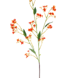 De Kunsttak Daphne Spray 108 cm oranje heeft een enkele, lange kunsttak met kleine fel oranje bloemen en groene bladeren, tegen een effen witte achtergrond.