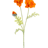 Een botanische illustratie van de Kunstbloem klaproos 73 cm oranje toont twee open oranje bloemen en een gesloten knop op lange groene stelen met lichtgroene, diep gelobde bladeren.