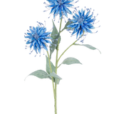 De Kunstbloem Scabiosa Japonica 70 cm blauw heeft een enkele groene steel met drie blauwe, piekerige kunstbloemen en verschillende groene bladeren, tegen een effen witte achtergrond.
