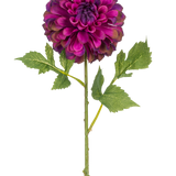 Een enkele Kunstbloem Dahlia 50 cm paars met levendige paarse gelaagde bloemblaadjes en groene bladeren, geïsoleerd op een witte achtergrond.