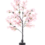De Kunstplant Bougainvillea 120 cm roze is een kunstboom in pot met groene bladeren en levendige roze bloemen, afgebeeld tegen een effen witte achtergrond.