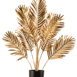De Kunstpalm Areca goud 80 cm is een decoratieve potplant met metallic gouden palmbladeren in een zwarte pot, tegen een effen witte achtergrond.