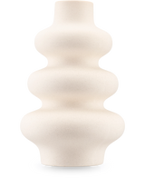 De Vaas Meadow 21 cm beige is een sculpturale, matte keramieken vaas met een golvende vorm en glad oppervlak, afgebeeld tegen een effen witte achtergrond.