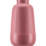 De Vaas Notes 25 cm oud roze heeft een matte keramische afwerking, een brede body, smalle hals en verticale ribbels aan de bovenkant. De gladde ronde basis en het minimalistische ontwerp maken hem ideaal voor het presenteren van zijden bloemen.
