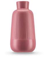 De Vaas Notes 25 cm oud roze heeft een matte keramische afwerking, een brede body, smalle hals en verticale ribbels aan de bovenkant. De gladde ronde basis en het minimalistische ontwerp maken hem ideaal voor het presenteren van zijden bloemen.