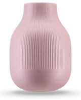 De Vaas Botan 22 cm oud roze is een lichtroze vaas van keramiek met een ronde basis, smalle hals en verticale geribbelde textuur op de bovenste helft. De matte, gladde afwerking maakt hem ideaal voor een moderne inrichting.