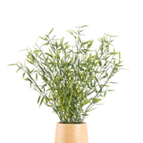 De Kunstplant Bamboe 43 cm heeft groenbladige bamboe met slanke stengels in een lichte houten pot, tegen een effen witte achtergrond.