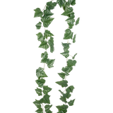 Twee strengen Kunst hangplant klimop 340 cm met brede, hartvormige bladeren hangen tegen een effen witte achtergrond - een ideale keuze om een groene sfeer in huis te brengen.
