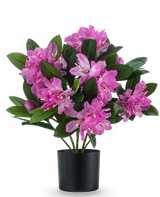 De Kunstplant Rhododendron 42 cm heeft een kunstplant met levendige roze bloemen en weelderige groene bladeren in een zwarte pot, tegen een effen witte achtergrond.