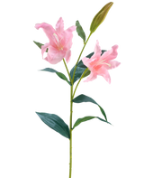 De Kunstbloem Lelie Real Touch roze 95 cm heeft een enkele groene steel met twee bloeiende roze lelies en een gesloten knop, omringd door lange, puntige groene bladeren, tegen een witte achtergrond.