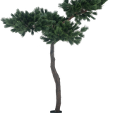 De Kunstplant Pinus 210 cm is een hoge kunstdennenboom met een slanke gebogen stam en twee brede, bossige takken met dichte groene naalden, afgebeeld tegen een effen witte achtergrond.