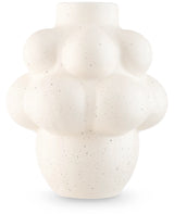 De Vaas Stemlight 21 cm beige is een vaas van keramiek met een matte afwerking en een unieke ronde vorm in beige, perfect voor een minimalistische inrichting.