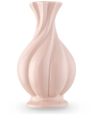 De Vaas Little Fairy 26 cm roze is een glanzende, lichtroze vaas van keramiek met een uitlopende rand en wervelende rondingen, perfect voor het uitstallen van een zijden kunstbloemen boeket. Afgebeeld tegen een witte achtergrond.