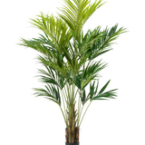 De Kunstplant Kentia Palm 270 cm heeft meerdere slanke stengels en lange, overhangende groene bladeren in een hoog potontwerp, tegen een effen witte achtergrond.