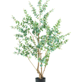 De Kunstplant Eucalyptus 180 cm is een hoge kunstplant met slanke takken en ronde groene bladeren, weergegeven in een eenvoudige zwarte pot tegen een witte achtergrond.