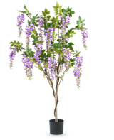 De Kunstplant Blauweregen 150 cm is een kunst blauwe regen in pot met groene bladeren en paarse bloemen, tegen een effen witte achtergrond.