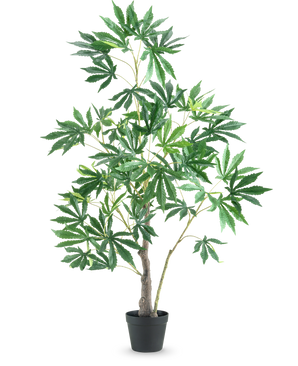 De Kunstplant Hennep Cannabisbladeren 120 cm is een hoge kunstplant in pot met meerdere dunne takken en trossen grote groene bladeren met gekartelde randen tegen een effen witte achtergrond.