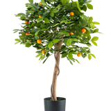 De Kunstplant Sinaasappelboom 90 cm is een sinaasappelboom in pot met een gedraaide stam, weelderige groene bladeren en kleine oranje vruchten tegen een effen witte achtergrond.