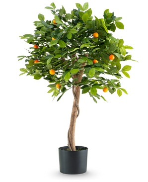 De Kunstplant Sinaasappelboom 90 cm is een sinaasappelboom in pot met een gedraaide stam, weelderige groene bladeren en kleine oranje vruchten tegen een effen witte achtergrond.