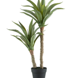 De Kunstplant Agave 76 cm heeft twee lange, dikke stelen met lange, puntige groene bladeren in een zwarte pot, tegen een effen witte achtergrond.