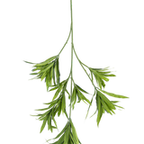 De Kunstplant Dracaena Reflexa spray 86 cm FR is een enkele groene kunststengel met meerdere lange, smalle bladeren die zich vertakken, tegen een effen witte achtergrond.