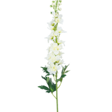 De Kunstbloem Delphinium 79 cm wit heeft een lange witte delphinium stengel met meerdere bloemen en groene bladeren, geïsoleerd op een witte achtergrond.