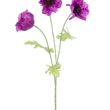 De Kunstbloem Klaproos 73 cm lila heeft drie paarse kunstmatige klaproosbloemen met groene stelen en bladeren, tegen een effen witte achtergrond. De delicate, licht gekreukelde bloemblaadjes voegen textuur toe aan het arrangement.