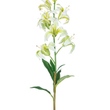 De Kunstbloem Martagon Lelie 78 cm wit heeft een lange steel met meerdere witte leliebloemen en knoppen, een geel hart en groene bladeren, geïsoleerd op een witte achtergrond.