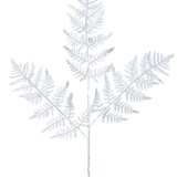 De Kunsttak Varen 78 cm zilver heeft een delicaat, lichtgrijs varenblad met drie hoofdtakken van fijn gedetailleerde bladeren tegen een effen witte achtergrond.