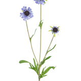 De Kunstbloem Scabiosa 63 cm blauw heeft een enkele groene stengel met drie takken, elk bekroond met een licht paarsblauwe, margrietachtige bloem en donkere, in het midden langwerpige groene bladeren, allemaal tegen een effen witte achtergrond.