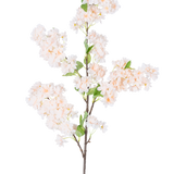 Een enkele Kunst Kersenbloesem 100 cm wit/roze tak met trossen lichtroze en witte kersenbloesems met groene bladeren, geïsoleerd op een witte achtergrond.
