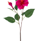 De Kunstbloem Hibiscus 64 cm roze heeft een enkele kunststengel met groene bladeren, een grote open roze bloem en een gesloten knop, allemaal tegen een effen witte achtergrond.
